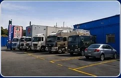 Caminhões e carros no estacionamento do hotel