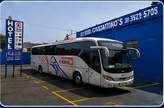 Ônibus estacionado no Constantino's Hotel