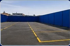 Área ampla e demarcada do estacionamento